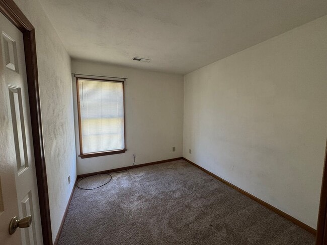 Building Photo - Cozy Townhouse