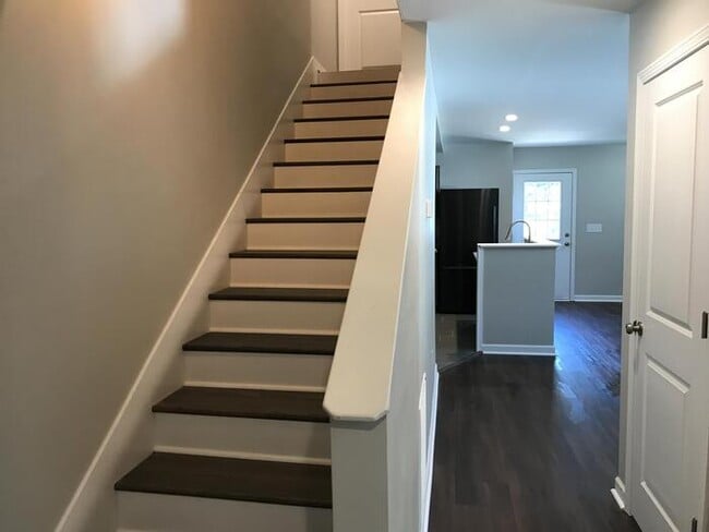 Building Photo - Beautiful 4 bedroom 2.5 bath townhome