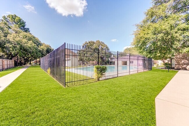 Building Photo - 7965 Kendalia Dr