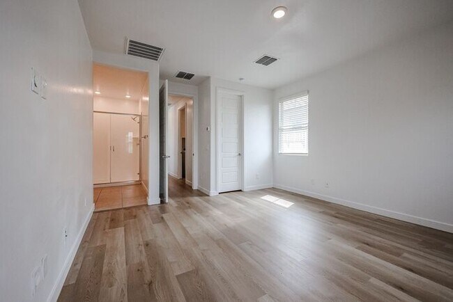 Building Photo - Stunning 4 bedroom, 4 bathroom home in the desirable gated community of Horizon in Chandler