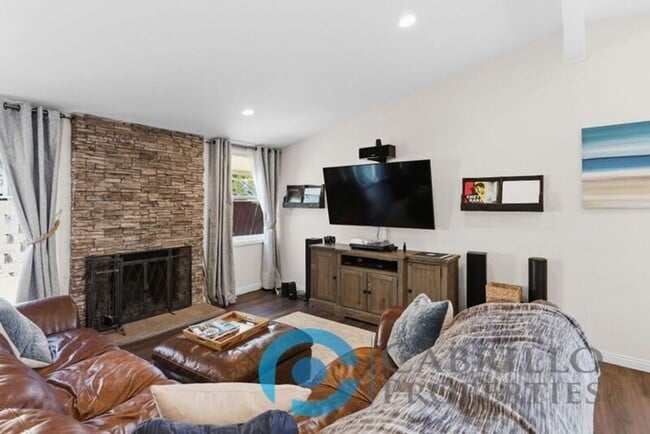 Building Photo - 2047 Finch Ln