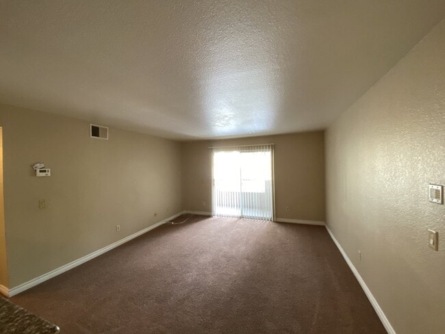 Building Photo - 3 Bedroom 2 bath condo located on second floor.