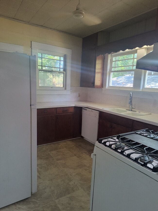 Building Photo - 2804 S Cherry St