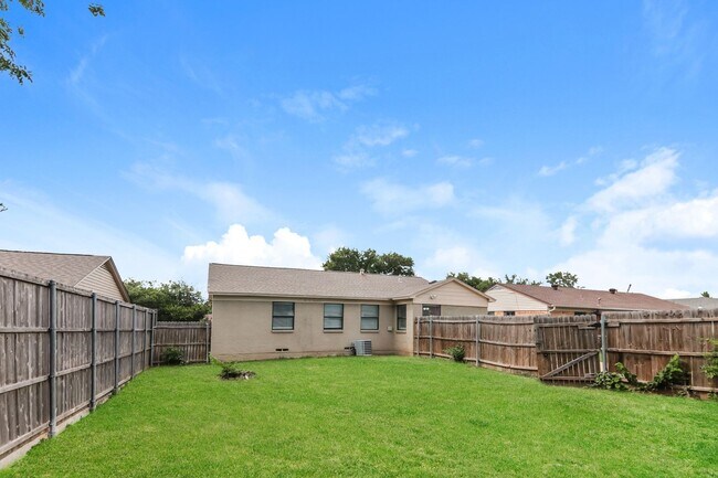 Building Photo - 3 BR/2BA | Updated Single Family Home |  Large backyard