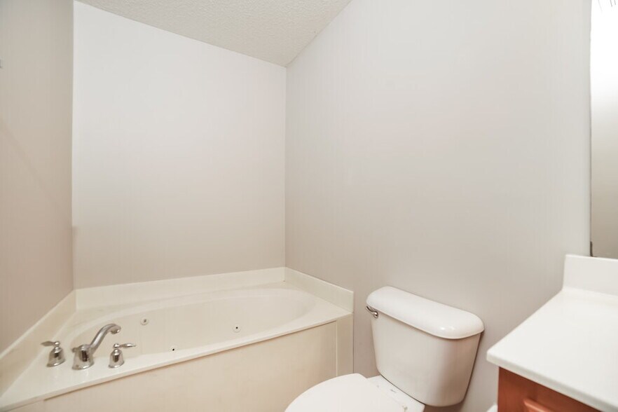 Building Photo - 6541 Sandbourne E