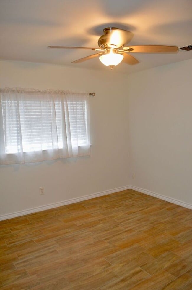 Building Photo - Property for rent