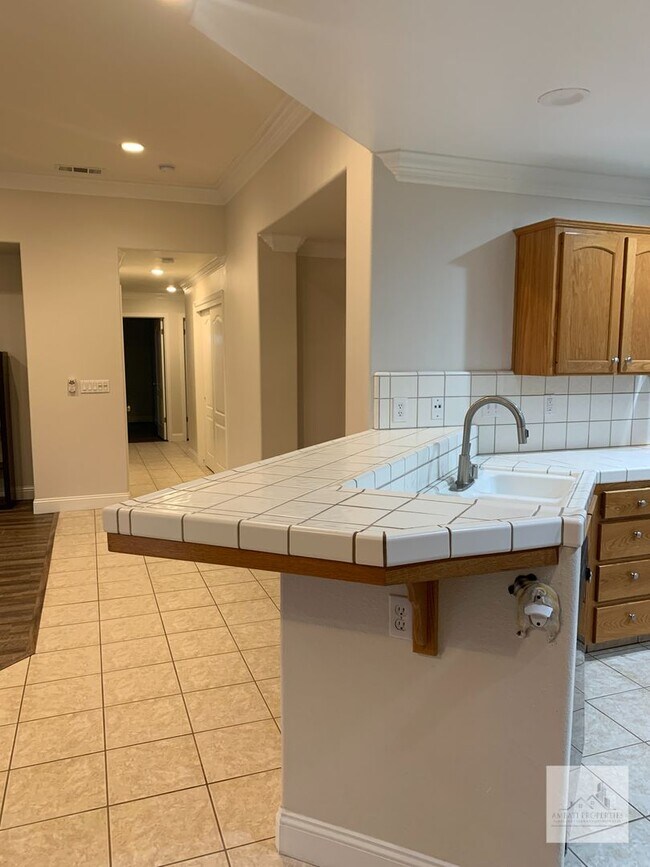 Building Photo - 1679 E La Quinta Dr