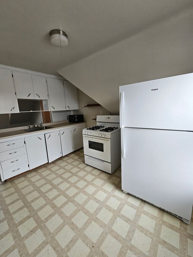 Building Photo - 260 Laurel St