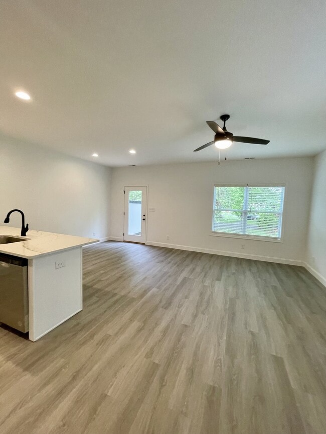 Building Photo - 128 Independence Ln