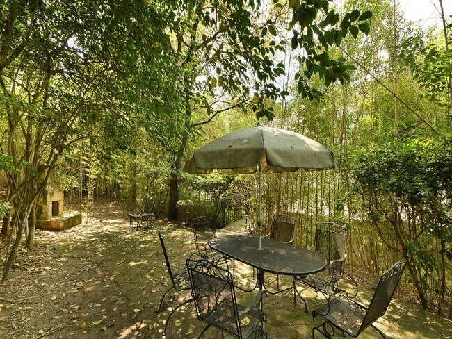 Building Photo - Beautiful Townhome in West Downtown Austin!