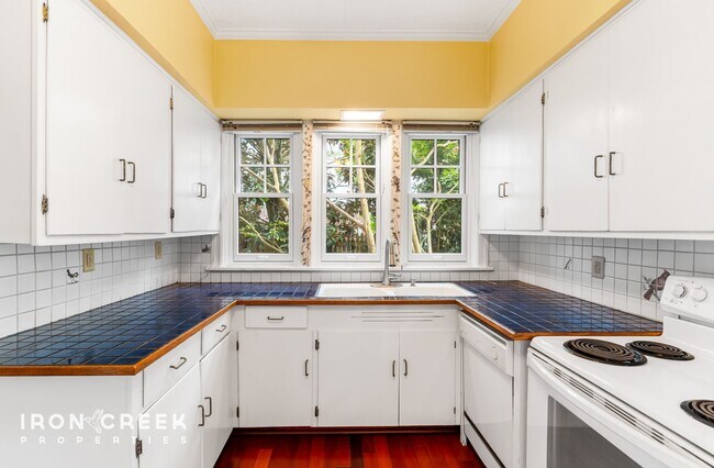 Building Photo - Charming Tudor Home in Historic Grove Park...