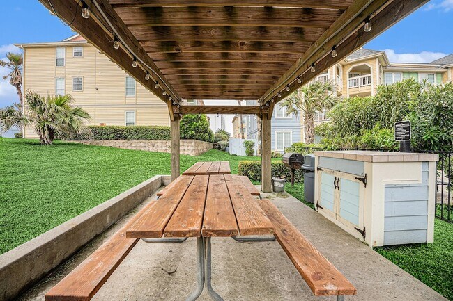 Building Photo - 7000 Seawall Blvd