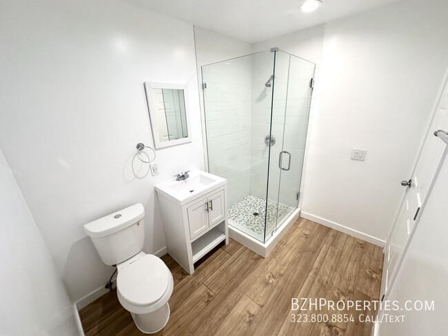 Building Photo - Light-Filled Renovated 2Bed 1Bath In Prime...