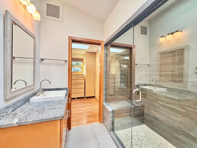 Building Photo - Stunning Mountain View Mid-Century Home in Prestigious Clyde Hill