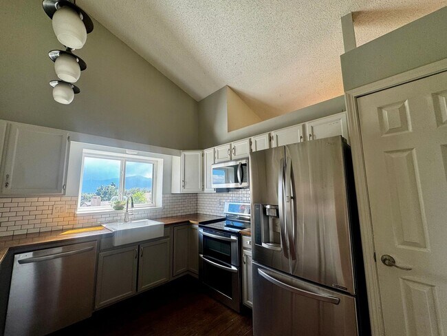 Building Photo - 3 Bedroom Tri-level in Briargate