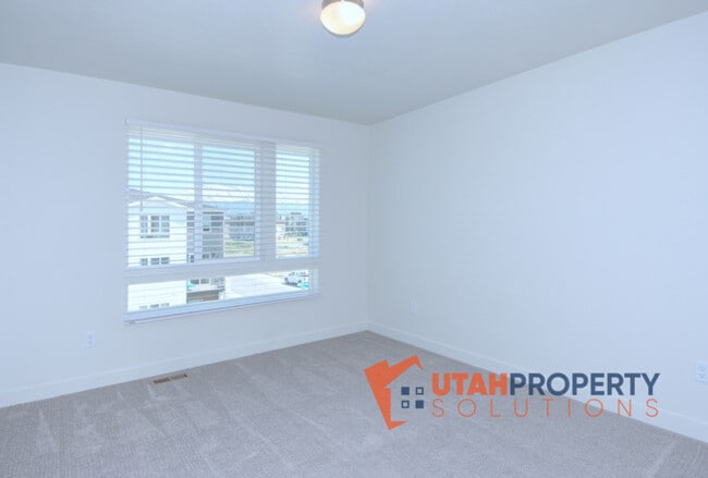 Building Photo - 964 W 500 S