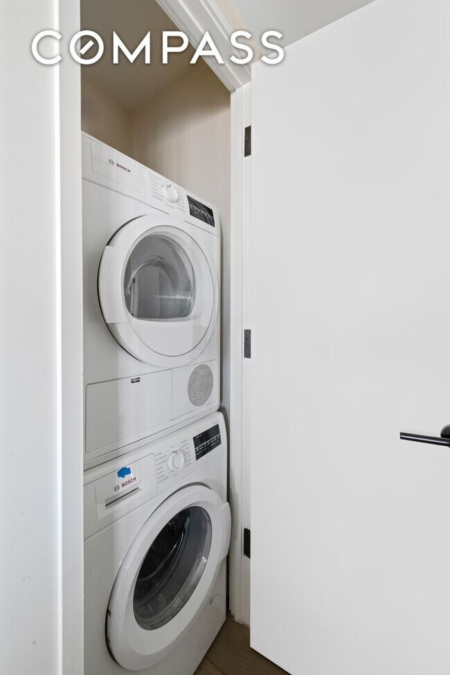 Building Photo - Spacious and Bright 2BD/2BA in UWS