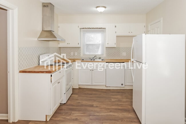 Building Photo - 1501 Tower St SE