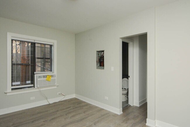 Building Photo - 434.5 W Belden Ave