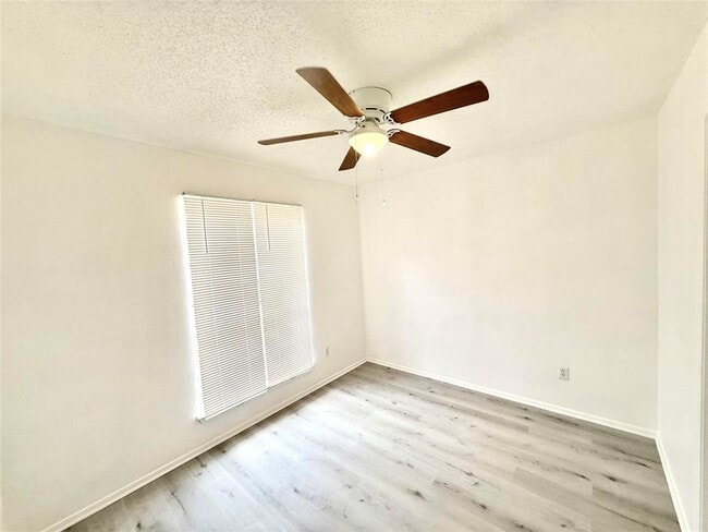 Building Photo - 403 Country Aire Dr