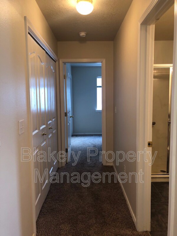 Building Photo - 533 N Grove Way