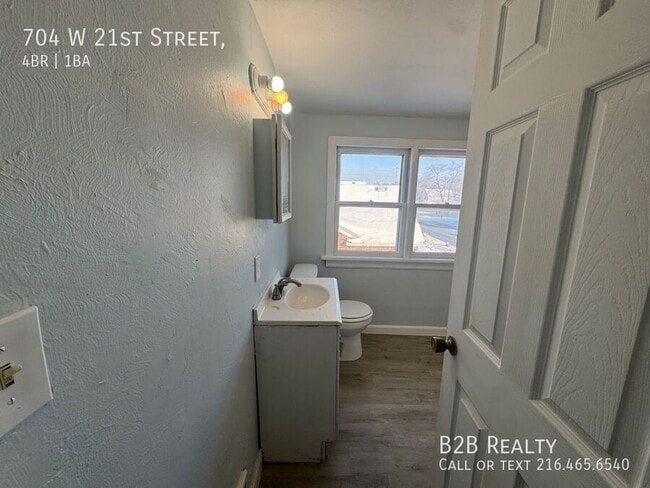 Building Photo - 704 W 21st St