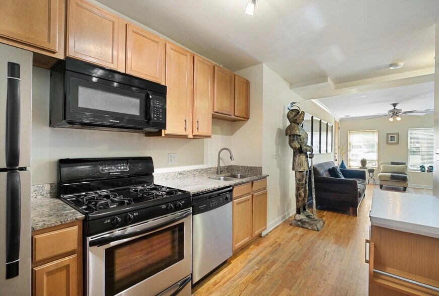 Building Photo - 2554 W Rosemont Ave