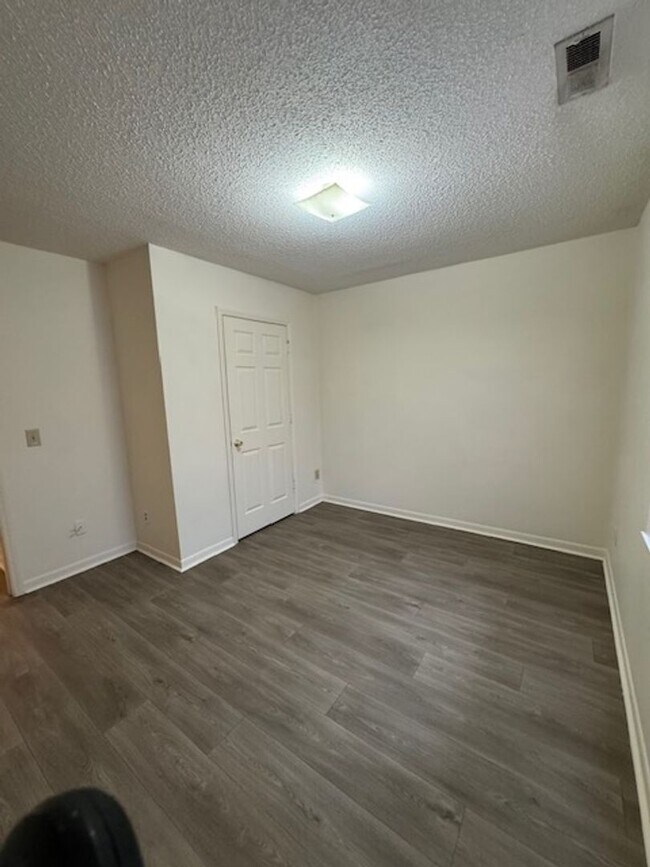 Building Photo - 310 Park Ave