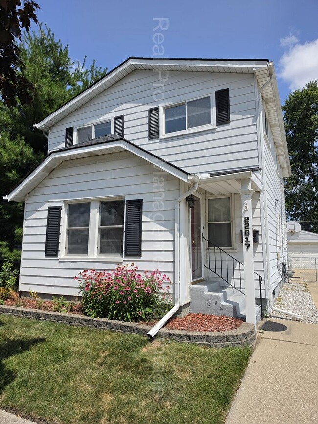 Building Photo - Rare 4-Bedroom Gem in St. Clair Shores!