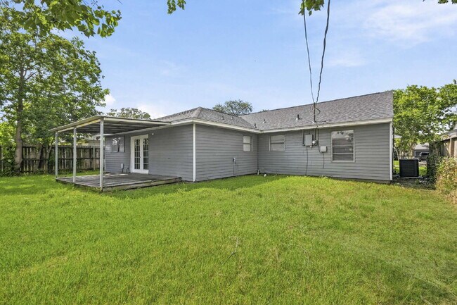 Building Photo - 4-Bedroom in Baytown's Craigmont Place with Washer, Dryer, and Fridge Included.