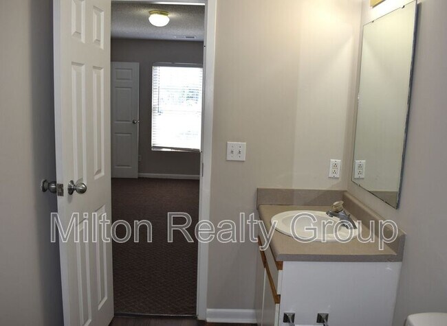 Building Photo - 44 Fantasy Ln