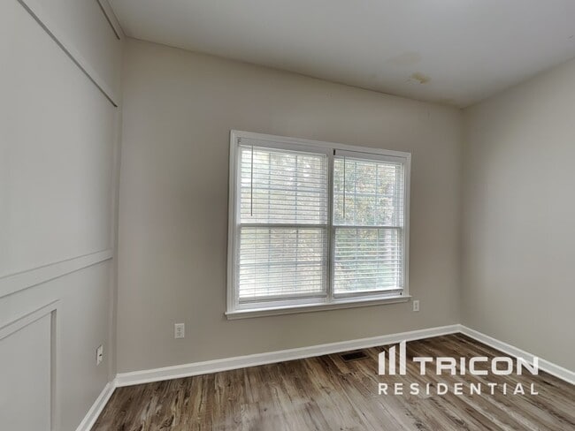 Building Photo - 716 Parkside Dr