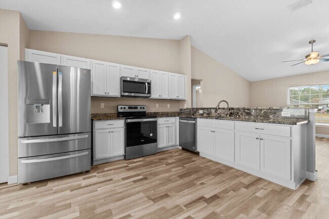 Building Photo - 3BR, 2BA Available Now with Fenced Yard and New Floors, North Marion Oaks