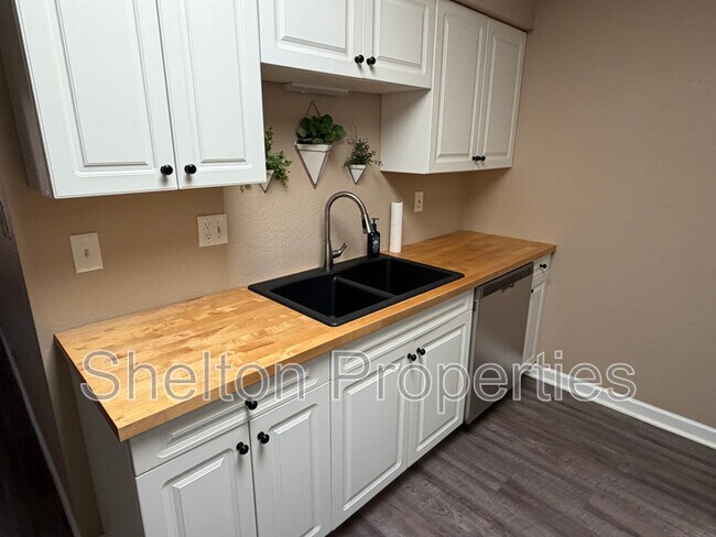 Building Photo - 501 W Tonopah Dr
