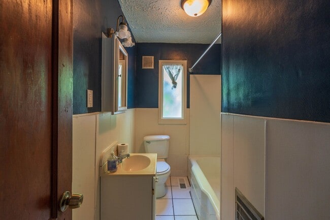 Building Photo - 3 bed and 1 bath farm house in Johnson City