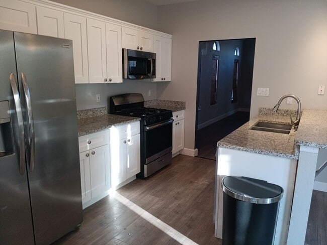 Building Photo - 3 Bedroom, 2 Bathroom Home! Schedule a Showing Today!