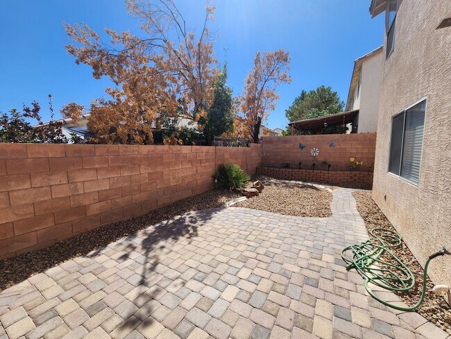 Building Photo - HENDERSON: 3 bed/2.5 bath Townhome with Spacious Kitchen, Private Backyard, Large Primary Suite &...