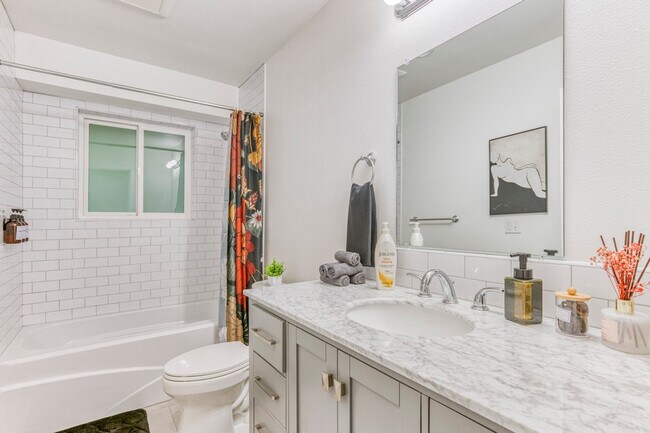 Building Photo - 3201 SW Sherwood Pl