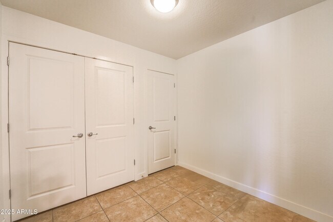 Building Photo - 5450 E Deer Valley Dr