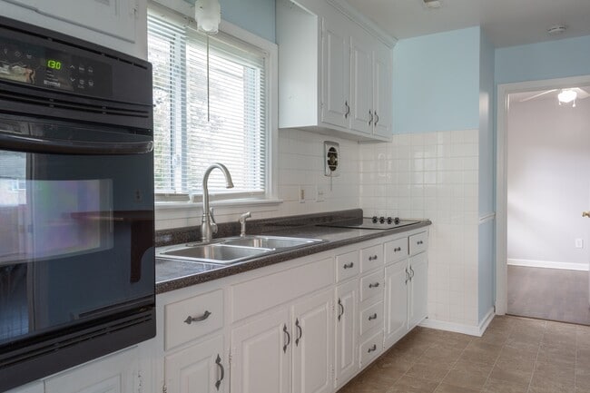 Building Photo - 409 Seabury Ave