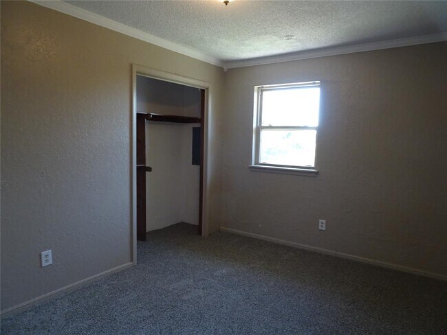 Building Photo - 600 Oak Creek Dr