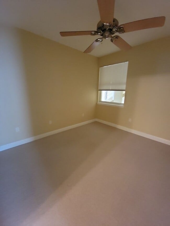 Building Photo - 3 Bedroom / 3 Bathroom - Tidelands