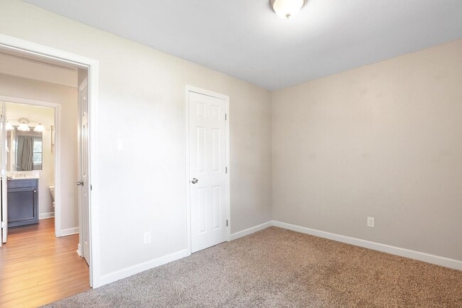 Building Photo - Home Close to Amenities