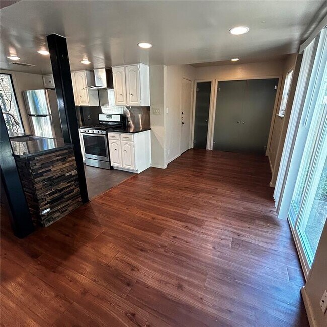 Building Photo - 3901 Knollwood Dr