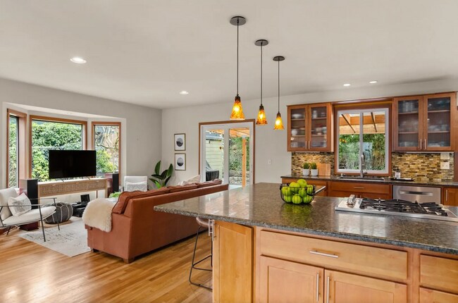 Building Photo - Stunning Portland Home with Open Floor Plan, Gourmet Kitchen, and Spa-Like Bathroom!