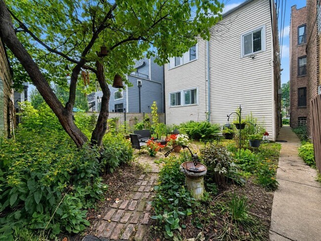 Building Photo - 1458 W Olive Ave
