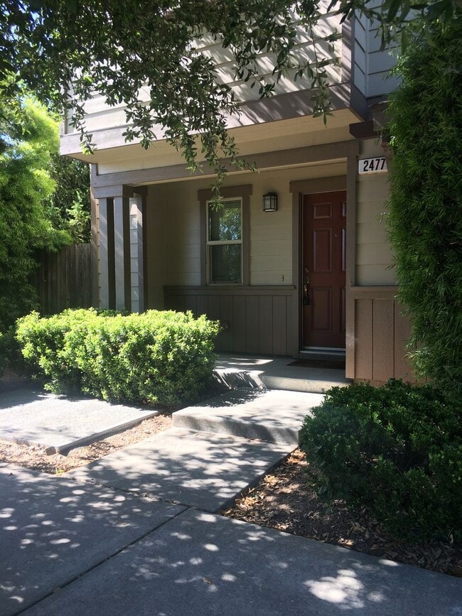 Building Photo - Three Bedroom Townhouse Style Apartment wi...