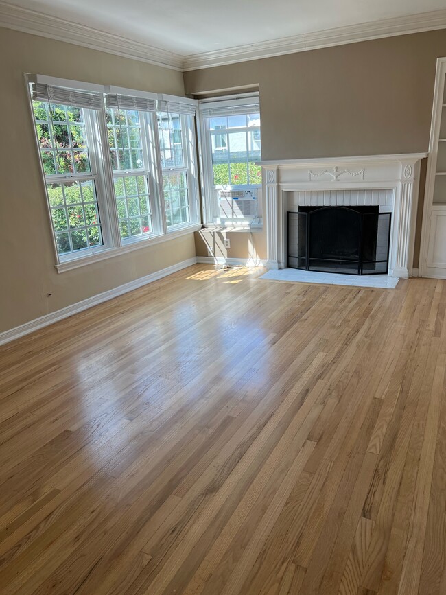 Plenty of windows and ample light in living room - 1242 Devon Ave