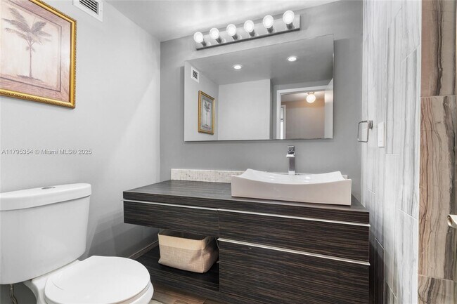 Building Photo - 2500 Parkview Dr
