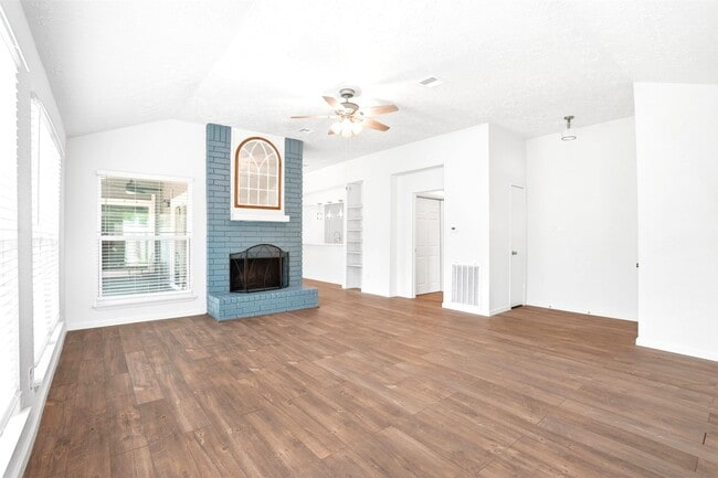 Building Photo - 16007 Ridgegreen Dr